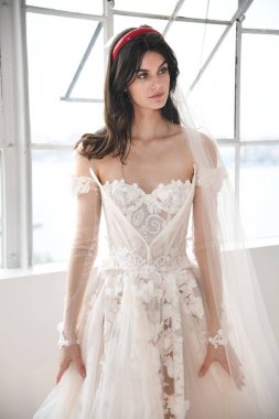 New York, Ny - 14 Nisan: Galia Lahav Bahar sırasında poz bir model 2020 New York Moda Haftası'nda gelinlik moda sunumu: Gelinlik Nisan'da 14, 2019 Nyc.