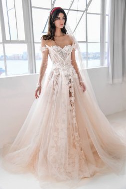 New York, Ny - 14 Nisan: Galia Lahav Bahar sırasında poz bir model 2020 New York Moda Haftası'nda gelinlik moda sunumu: Gelinlik Nisan'da 14, 2019 Nyc.