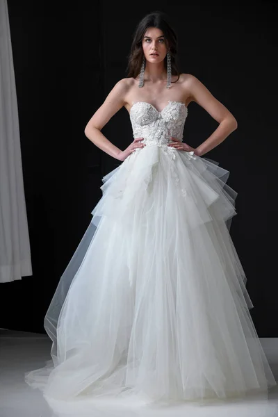 4月14日 一个模特在Galia Lahav 2020年春季婚礼时装展示在纽约时装周 新娘于2019年4月14日在纽约 — 图库照片