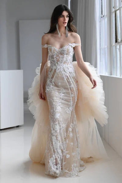 New York April Modell Poserar Galia Lahav Våren 2020 Bridal — Stockfoto