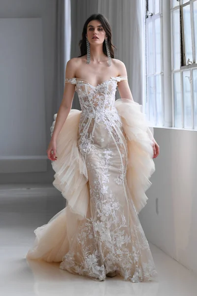 New York April Modell Poserar Galia Lahav Våren 2020 Bridal — Stockfoto