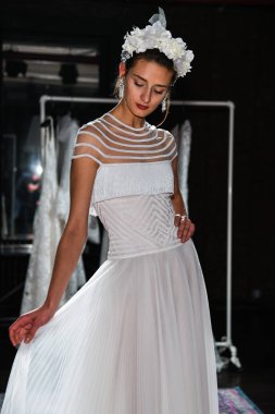 New York, Ny - 16 Nisan: New York Moda Haftası'nda Naeem Khan Bahar 2020 gelinlik moda sunumu sırasında poz veren bir model: Nisan'da Gelin 16, 2019 Nyc.