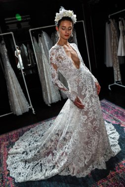 New York, Ny - 16 Nisan: New York Moda Haftası'nda Naeem Khan Bahar 2020 gelinlik moda sunumu sırasında poz veren bir model: Nisan'da Gelin 16, 2019 Nyc.
