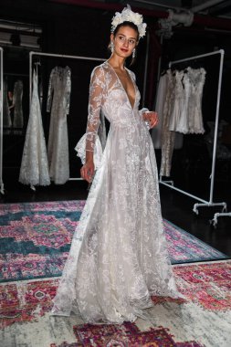 New York, Ny - 16 Nisan: New York Moda Haftası'nda Naeem Khan Bahar 2020 gelinlik moda sunumu sırasında poz veren bir model: Nisan'da Gelin 16, 2019 Nyc.