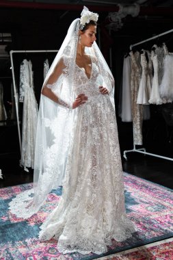 New York, Ny - 16 Nisan: New York Moda Haftası'nda Naeem Khan Bahar 2020 gelinlik moda sunumu sırasında poz veren bir model: Nisan'da Gelin 16, 2019 Nyc.