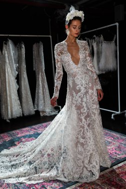 New York, Ny - 16 Nisan: New York Moda Haftası'nda Naeem Khan Bahar 2020 gelinlik moda sunumu sırasında poz veren bir model: Nisan'da Gelin 16, 2019 Nyc.