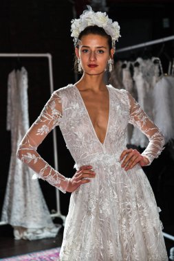 New York, Ny - 16 Nisan: New York Moda Haftası'nda Naeem Khan Bahar 2020 gelinlik moda sunumu sırasında poz veren bir model: Nisan'da Gelin 16, 2019 Nyc.