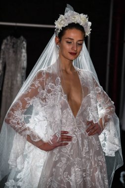 New York, Ny - 16 Nisan: New York Moda Haftası'nda Naeem Khan Bahar 2020 gelinlik moda sunumu sırasında poz veren bir model: Nisan'da Gelin 16, 2019 Nyc.