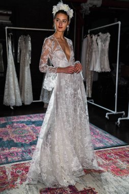 New York, Ny - 16 Nisan: New York Moda Haftası'nda Naeem Khan Bahar 2020 gelinlik moda sunumu sırasında poz veren bir model: Nisan'da Gelin 16, 2019 Nyc.