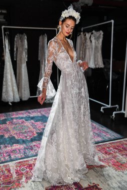 New York, Ny - 16 Nisan: New York Moda Haftası'nda Naeem Khan Bahar 2020 gelinlik moda sunumu sırasında poz veren bir model: Nisan'da Gelin 16, 2019 Nyc.