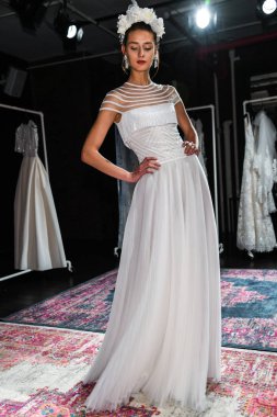 New York, Ny - 16 Nisan: New York Moda Haftası'nda Naeem Khan Bahar 2020 gelinlik moda sunumu sırasında poz veren bir model: Nisan'da Gelin 16, 2019 Nyc.