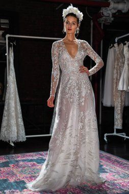 New York, Ny - 16 Nisan: New York Moda Haftası'nda Naeem Khan Bahar 2020 gelinlik moda sunumu sırasında poz veren bir model: Nisan'da Gelin 16, 2019 Nyc.