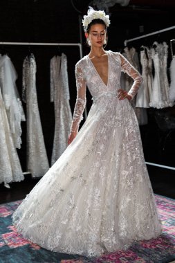 New York, Ny - 16 Nisan: New York Moda Haftası'nda Naeem Khan Bahar 2020 gelinlik moda sunumu sırasında poz veren bir model: Nisan'da Gelin 16, 2019 Nyc.