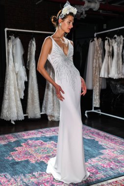 New York, Ny - 16 Nisan: New York Moda Haftası'nda Naeem Khan Bahar 2020 gelinlik moda sunumu sırasında poz veren bir model: Nisan'da Gelin 16, 2019 Nyc.