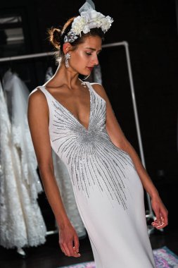 New York, Ny - 16 Nisan: New York Moda Haftası'nda Naeem Khan Bahar 2020 gelinlik moda sunumu sırasında poz veren bir model: Nisan'da Gelin 16, 2019 Nyc.