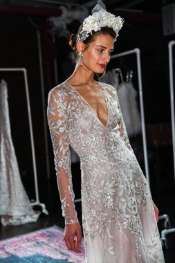 New York, Ny - 16 Nisan: New York Moda Haftası'nda Naeem Khan Bahar 2020 gelinlik moda sunumu sırasında poz veren bir model: Nisan'da Gelin 16, 2019 Nyc.