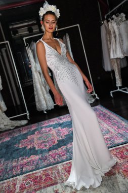 New York, Ny - 16 Nisan: New York Moda Haftası'nda Naeem Khan Bahar 2020 gelinlik moda sunumu sırasında poz veren bir model: Nisan'da Gelin 16, 2019 Nyc.