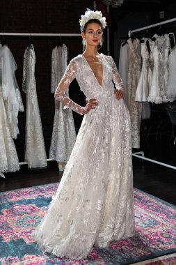 New York, Ny - 16 Nisan: New York Moda Haftası'nda Naeem Khan Bahar 2020 gelinlik moda sunumu sırasında poz veren bir model: Nisan'da Gelin 16, 2019 Nyc.