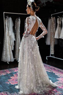New York, Ny - 16 Nisan: New York Moda Haftası'nda Naeem Khan Bahar 2020 gelinlik moda sunumu sırasında poz veren bir model: Nisan'da Gelin 16, 2019 Nyc.