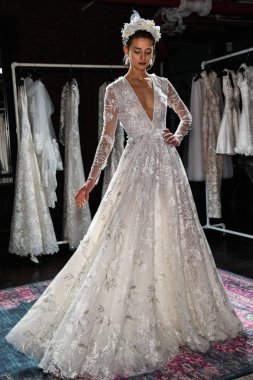 New York, Ny - 16 Nisan: New York Moda Haftası'nda Naeem Khan Bahar 2020 gelinlik moda sunumu sırasında poz veren bir model: Nisan'da Gelin 16, 2019 Nyc.