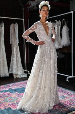 New York, Ny - 16 Nisan: New York Moda Haftası'nda Naeem Khan Bahar 2020 gelinlik moda sunumu sırasında poz veren bir model: Nisan'da Gelin 16, 2019 Nyc.