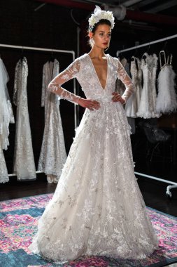 New York, Ny - 16 Nisan: New York Moda Haftası'nda Naeem Khan Bahar 2020 gelinlik moda sunumu sırasında poz veren bir model: Nisan'da Gelin 16, 2019 Nyc.