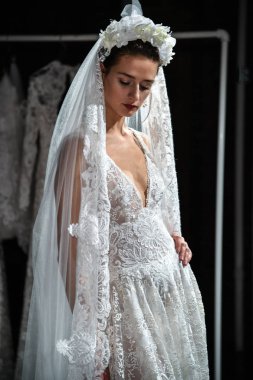 New York, Ny - 16 Nisan: New York Moda Haftası'nda Naeem Khan Bahar 2020 gelinlik moda sunumu sırasında poz veren bir model: Nisan'da Gelin 16, 2019 Nyc.