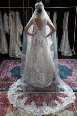 New York, Ny - 16 Nisan: New York Moda Haftası'nda Naeem Khan Bahar 2020 gelinlik moda sunumu sırasında poz veren bir model: Nisan'da Gelin 16, 2019 Nyc.