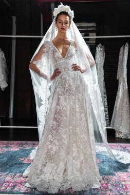 New York, Ny - 16 Nisan: New York Moda Haftası'nda Naeem Khan Bahar 2020 gelinlik moda sunumu sırasında poz veren bir model: Nisan'da Gelin 16, 2019 Nyc.