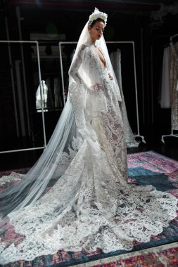 New York, Ny - 16 Nisan: New York Moda Haftası'nda Naeem Khan Bahar 2020 gelinlik moda sunumu sırasında poz veren bir model: Nisan'da Gelin 16, 2019 Nyc.