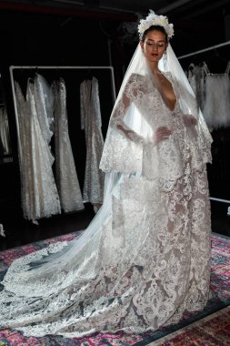 New York, Ny - 16 Nisan: New York Moda Haftası'nda Naeem Khan Bahar 2020 gelinlik moda sunumu sırasında poz veren bir model: Nisan'da Gelin 16, 2019 Nyc.