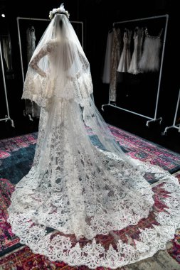 New York, Ny - 16 Nisan: New York Moda Haftası'nda Naeem Khan Bahar 2020 gelinlik moda sunumu sırasında poz veren bir model: Nisan'da Gelin 16, 2019 Nyc.