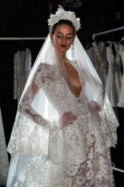 New York, Ny - 16 Nisan: New York Moda Haftası'nda Naeem Khan Bahar 2020 gelinlik moda sunumu sırasında poz veren bir model: Nisan'da Gelin 16, 2019 Nyc.