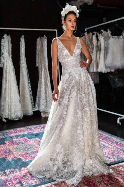 New York, Ny - 16 Nisan: New York Moda Haftası'nda Naeem Khan Bahar 2020 gelinlik moda sunumu sırasında poz veren bir model: Nisan'da Gelin 16, 2019 Nyc.