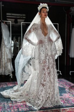 New York, Ny - 16 Nisan: New York Moda Haftası'nda Naeem Khan Bahar 2020 gelinlik moda sunumu sırasında poz veren bir model: Nisan'da Gelin 16, 2019 Nyc.