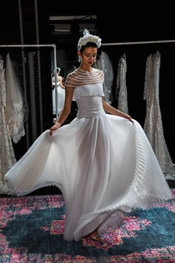 New York, Ny - 16 Nisan: New York Moda Haftası'nda Naeem Khan Bahar 2020 gelinlik moda sunumu sırasında poz veren bir model: Nisan'da Gelin 16, 2019 Nyc.