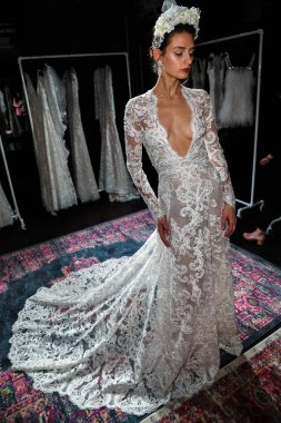 New York, Ny - 16 Nisan: New York Moda Haftası'nda Naeem Khan Bahar 2020 gelinlik moda sunumu sırasında poz veren bir model: Nisan'da Gelin 16, 2019 Nyc.