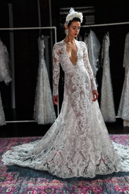 New York, Ny - 16 Nisan: New York Moda Haftası'nda Naeem Khan Bahar 2020 gelinlik moda sunumu sırasında poz veren bir model: Nisan'da Gelin 16, 2019 Nyc.