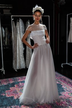 New York, Ny - 16 Nisan: New York Moda Haftası'nda Naeem Khan Bahar 2020 gelinlik moda sunumu sırasında poz veren bir model: Nisan'da Gelin 16, 2019 Nyc.