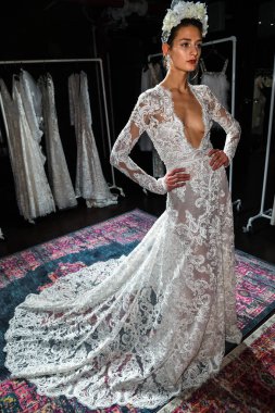 New York, Ny - 16 Nisan: New York Moda Haftası'nda Naeem Khan Bahar 2020 gelinlik moda sunumu sırasında poz veren bir model: Nisan'da Gelin 16, 2019 Nyc.