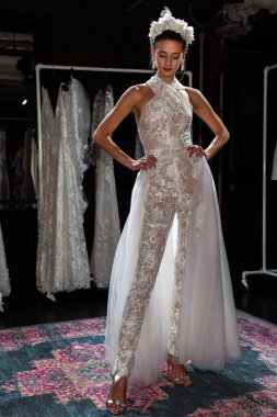 New York, Ny - 16 Nisan: New York Moda Haftası'nda Naeem Khan Bahar 2020 gelinlik moda sunumu sırasında poz veren bir model: Nisan'da Gelin 16, 2019 Nyc.
