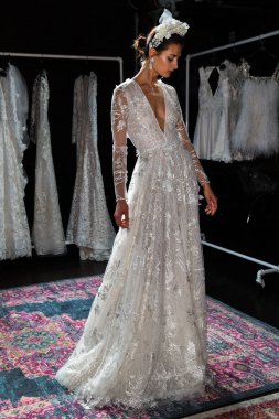 New York, Ny - 16 Nisan: New York Moda Haftası'nda Naeem Khan Bahar 2020 gelinlik moda sunumu sırasında poz veren bir model: Nisan'da Gelin 16, 2019 Nyc.