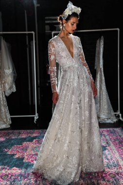 New York, Ny - 16 Nisan: New York Moda Haftası'nda Naeem Khan Bahar 2020 gelinlik moda sunumu sırasında poz veren bir model: Nisan'da Gelin 16, 2019 Nyc.
