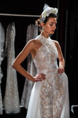 New York, Ny - 16 Nisan: New York Moda Haftası'nda Naeem Khan Bahar 2020 gelinlik moda sunumu sırasında poz veren bir model: Nisan'da Gelin 16, 2019 Nyc.