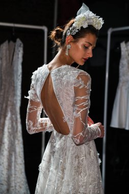 New York, Ny - 16 Nisan: New York Moda Haftası'nda Naeem Khan Bahar 2020 gelinlik moda sunumu sırasında poz veren bir model: Nisan'da Gelin 16, 2019 Nyc.