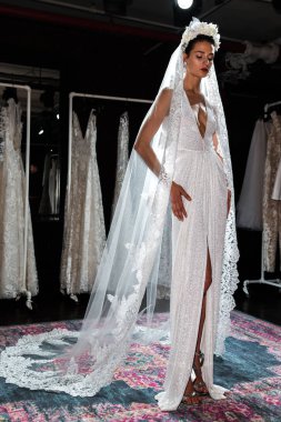 New York, Ny - 16 Nisan: New York Moda Haftası'nda Naeem Khan Bahar 2020 gelinlik moda sunumu sırasında poz veren bir model: Nisan'da Gelin 16, 2019 Nyc.