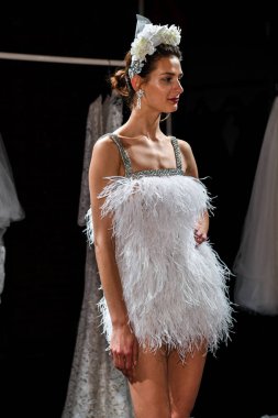 New York, Ny - 16 Nisan: New York Moda Haftası'nda Naeem Khan Bahar 2020 gelinlik moda sunumu sırasında poz veren bir model: Nisan'da Gelin 16, 2019 Nyc.