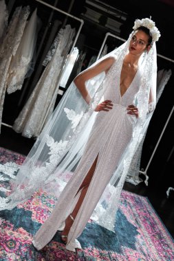 New York, Ny - 16 Nisan: New York Moda Haftası'nda Naeem Khan Bahar 2020 gelinlik moda sunumu sırasında poz veren bir model: Nisan'da Gelin 16, 2019 Nyc.