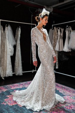 New York, Ny - 16 Nisan: New York Moda Haftası'nda Naeem Khan Bahar 2020 gelinlik moda sunumu sırasında poz veren bir model: Nisan'da Gelin 16, 2019 Nyc.