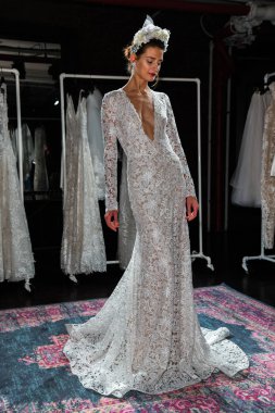 New York, Ny - 16 Nisan: New York Moda Haftası'nda Naeem Khan Bahar 2020 gelinlik moda sunumu sırasında poz veren bir model: Nisan'da Gelin 16, 2019 Nyc.